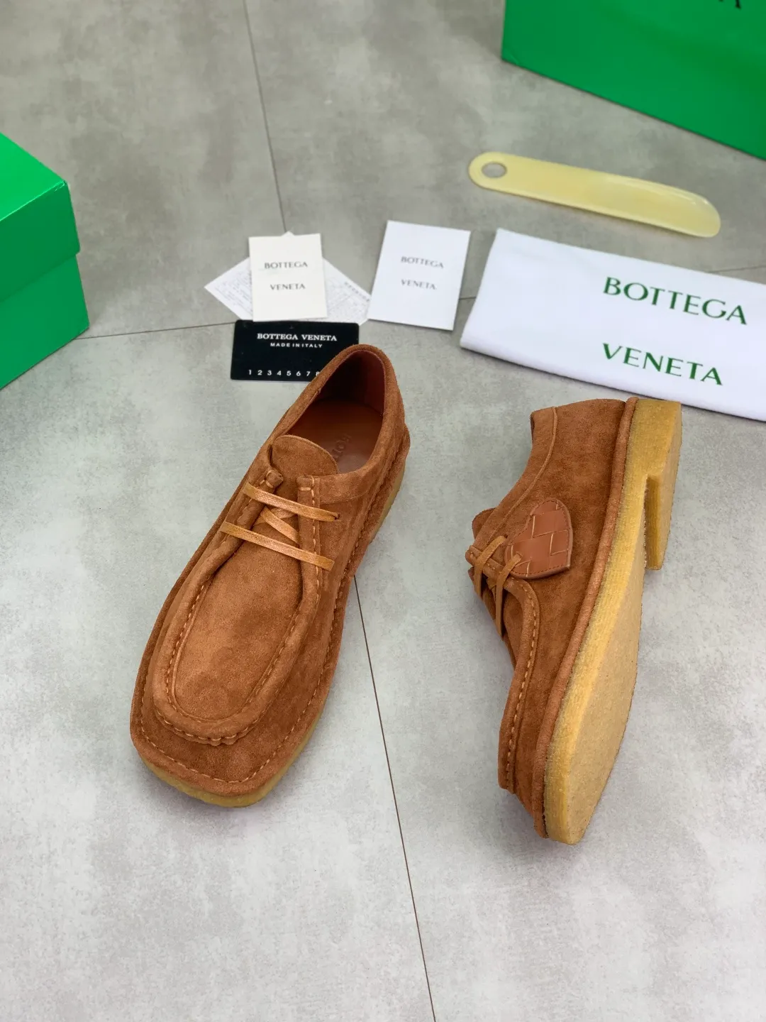 Men's men's shoes 💰P740 New model 💰 Top quality (beef tendon outsole series) 💎💎💎 BOTTEGA VENETA official website synchronizes the latest model, top version of the market's highest version of BV business leather shoes, accept material comparison, shoe type comparison, process comparison, practical and texture, versatile, suitable for any occasion, the more you look at it, the more flavorful it becomes. Pure hand-woven craftsmanship - upper material, imported original hand-woven calfskin - high-quality water-dyed sheepskin lining - original private model customized beef tendon outsole -Size: female 35-39 (34 40 customized) male 39-44 (38 45 customized) Comes with original BV green box, complete packaging.